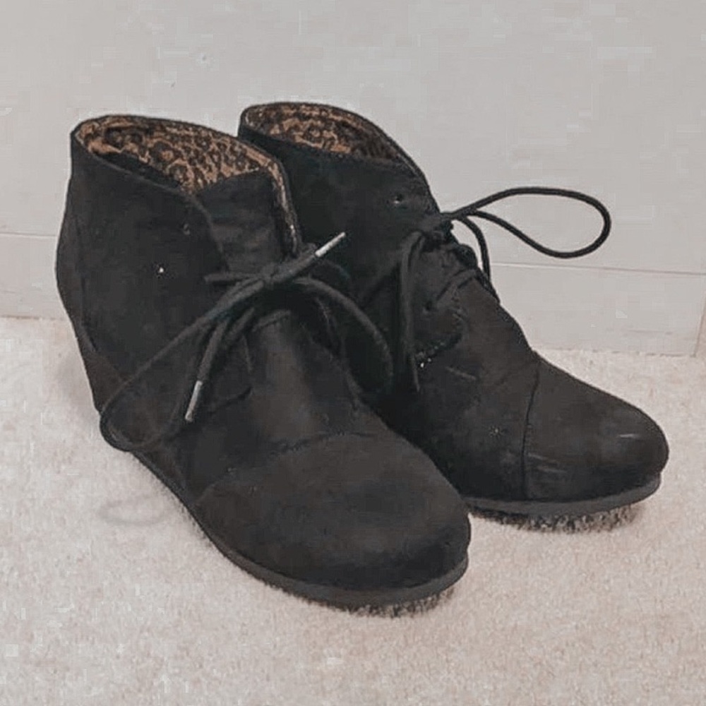 Black wedges